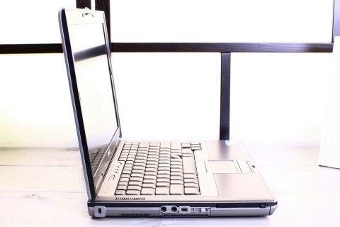 LAPTOP DELL D630 C2D 4GB 80HDD DVD RS232 WIFI USB